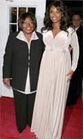 Jennifer Hudson accompagné de sa mère pour la première de Dreamgirls au Ziegfeld Theatre de New York City le 12.04.06