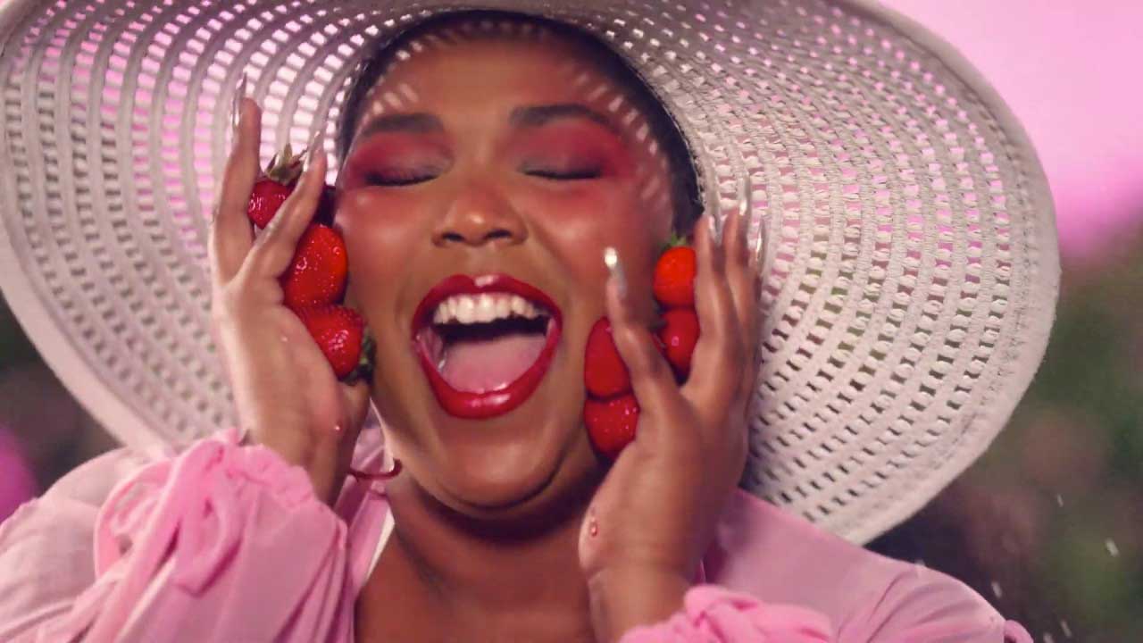 Wooooo ! Lizzo est à croquer dans la nouvelle campagne d'Absolut juice GetJuicy Vivelesrondes